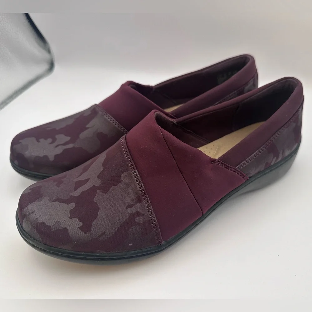 Clarks Slip-On Shoes Women’s 8.5 Burgundy Camo Comfort Flats NEW No Box